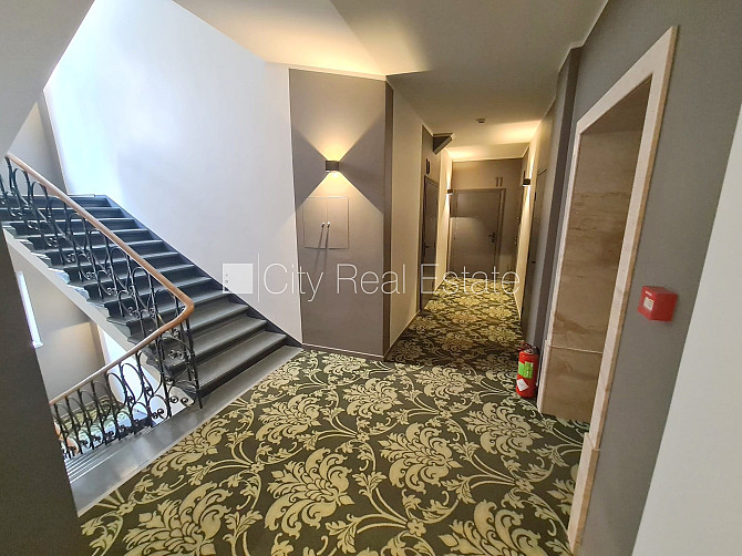 Fasādes māja, renovēta māja, slēgts pagalms, ieeja no pagalma, ir lifts, kāpņu telpa pēc Rīga - foto 17