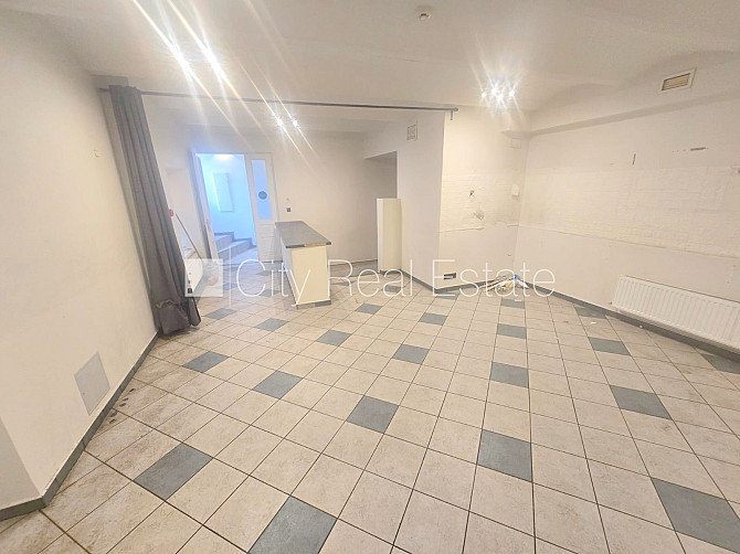Fasādes māja, renovēta māja, ieeja no ielas, cokolstāvs, beletāža, logi vērsti uz ielas Rīga - foto 20