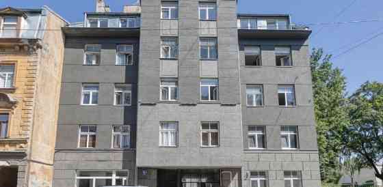 Солнечная квартира с отдельной кухней и терассой, расположенная в центре Риги в Рига