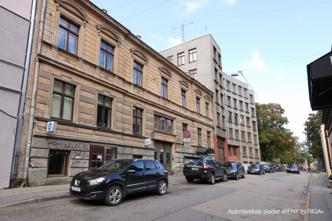 Gaišas telpas pie Miera ielas ar skaistu dārzu pagalmā.  Īpašumā nesen veikts kapitālais Rīga - foto 1