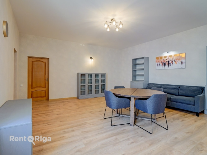 Pašā Rīgas centrā blakus Ģertrūdes baznīcai ilgtermiņa īrei pieejams plašs 4 istabu Rīga - foto 2