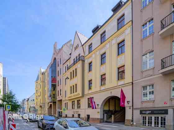The apartment is located at 22 Skolas Street.  The apartment is in fair condition and requires cosme Рига