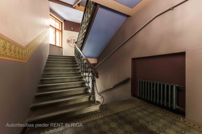 The apartment is located at 22 Skolas Street.  The apartment is in fair condition and requires cosme Рига - изображение 5
