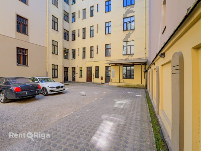 The apartment is located at 22 Skolas Street.  The apartment is in fair condition and requires cosme Рига - изображение 3