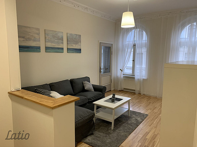 Īrei tiek piedāvāts gaišs, mēbelēts dzīvoklis Rīgas centrā, Kr. Barona un Dzirnavu ielu Rīga - foto 1