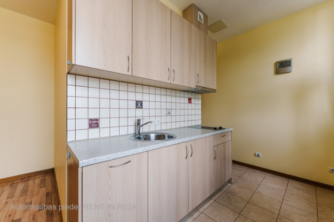 Ilgtermiņā izīrē pilnībā mēbelētu un aprīkotu 2 guļamistabu dzīvokli pilsētas centrā Rīga - foto 4