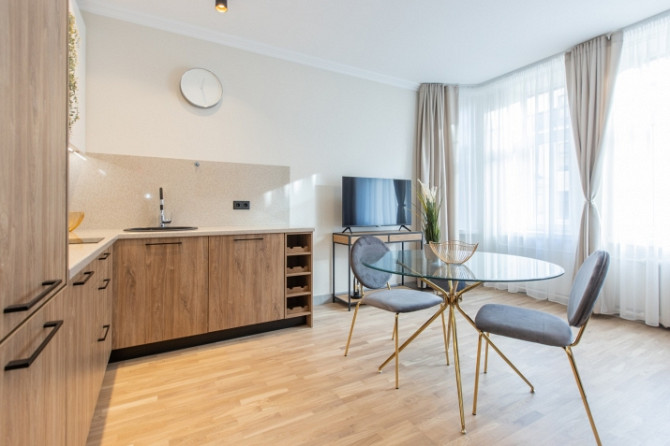 Kvalitatīvs studio tipa dzīvoklis renovētā ēkā, Rīgas centrā.   Zemi komunālie maksājumi Rīga - foto 2