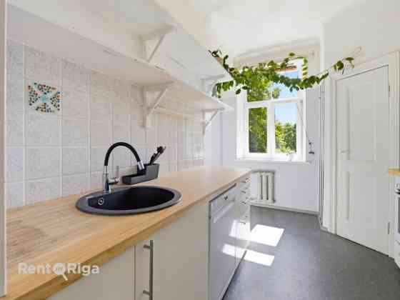 Quiet, bright, and sunny apartment on Stabu Street.  The apartment features four rooms (1724 m), thr Рига