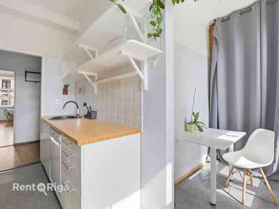 Quiet, bright, and sunny apartment on Stabu Street.  The apartment features four rooms (1724 m), thr Рига