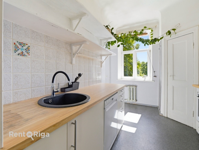 Quiet, bright, and sunny apartment on Stabu Street.  The apartment features four rooms (1724 m), thr Рига - изображение 1