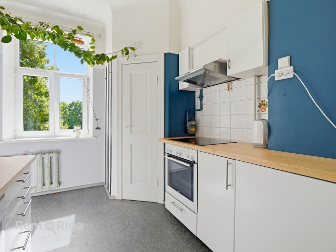 Quiet, bright, and sunny apartment on Stabu Street.  The apartment features four rooms (1724 m), thr Рига - изображение 2