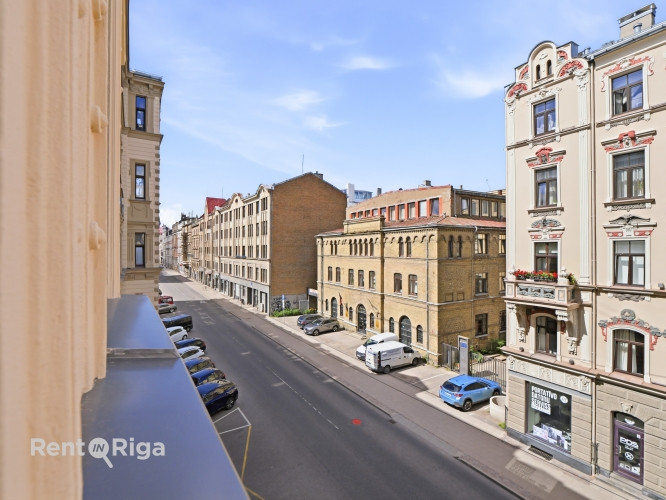 Quiet, bright, and sunny apartment on Stabu Street.  The apartment features four rooms (1724 m), thr Рига - изображение 9