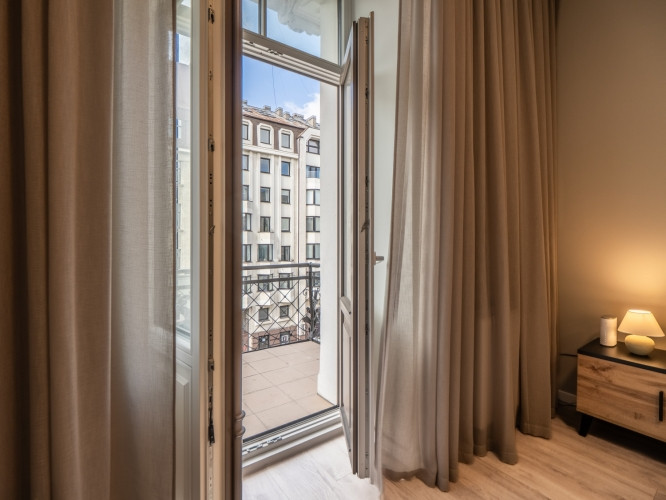 Izīrē elegantu, pilnībā mēbelētu 2-istabu dzīvokli prestižajā Klusajā centrā  Pulkveža Rīga - foto 4
