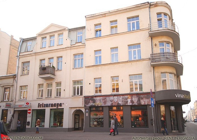 Tiek izīrēts divistabu dzīvoklis centrā, tas sastāv no 2 istabām, plašas un aprīkotas Rīga - foto 2