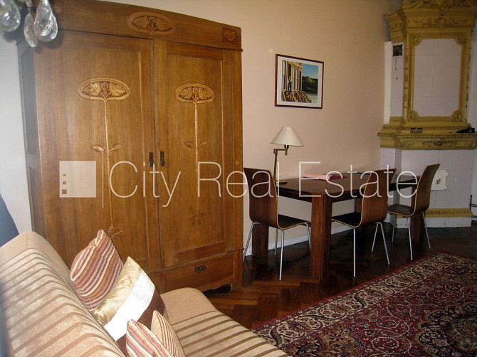 Fasādes māja, ir lifts, kāpņu telpa pēc kosmētiskā remonta, viena istaba izolēta, studio Rīga - foto 14