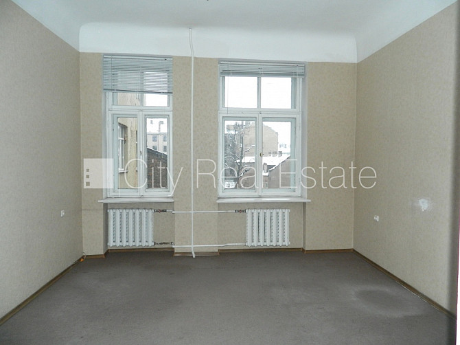 Fasādes māja, ieeja no ielas, kāpņu telpa pēc kosmētiskā remonta, logi vērsti mājas abās Rīga - foto 5
