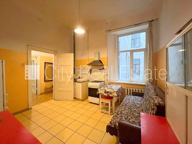 Vieta automašīnai, viena istaba izolēta, istabas caurstaigājamas, augstie griesti, kamīns, Rīga - foto 13