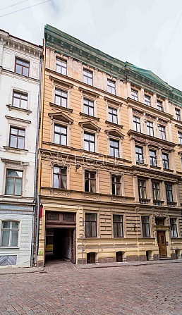 Фасадный дом, подъездная дорога покрыта брущаткoй, вход со двора, лестничная Рига - изображение 17