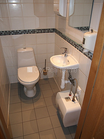 Pagalma ēka, labiekārtota apzaļumota teritorija, ir lifts, istabas izolētas, istabas Rīga - foto 13