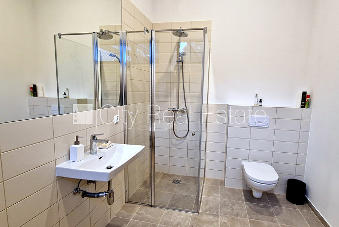 Privātmāja, jaunceltne, pagalma māja, labiekārtota apzaļumota teritorija 950 m2, slēgta Jūrmala - foto 17