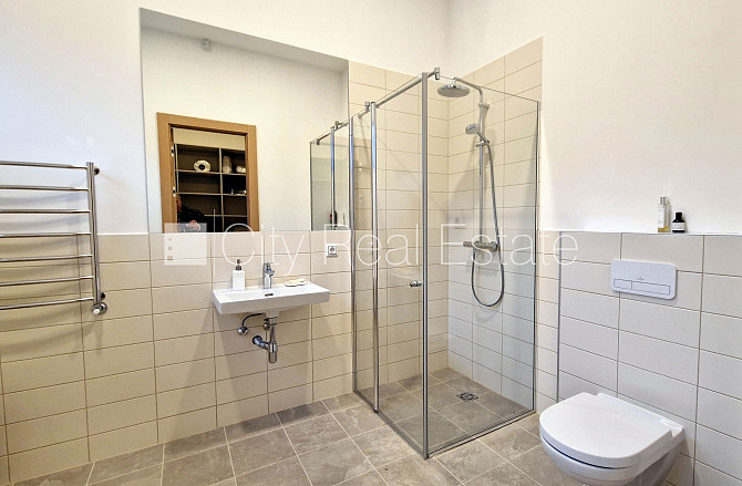 Privātmāja, jaunceltne, pagalma māja, labiekārtota apzaļumota teritorija 950 m2, slēgta Jūrmala - foto 16
