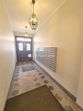 Fasādes māja, renovēta māja, slēgts pagalms, ieeja no ielas, kāpņu telpa pēc kapitālā Rīga - foto 15
