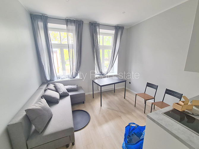 Fasādes māja, renovēta māja, ieeja no ielas, kāpņu telpa pēc kapitālā remonta, logi Rīga - foto 20