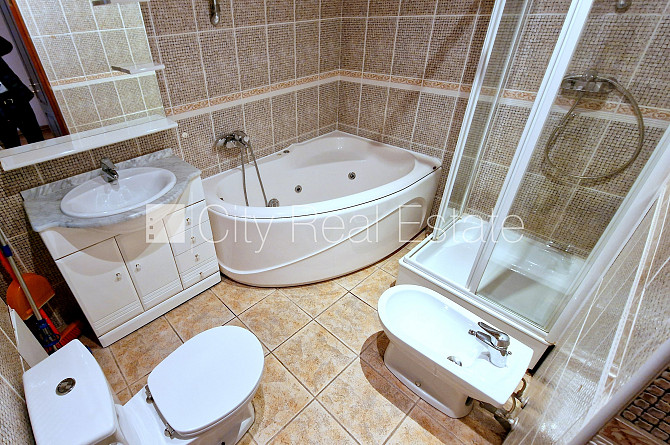 Zeme īpašumā, fasādes māja, renovēta māja, labiekārtota apzaļumota teritorija, slēgts Rīga - foto 8