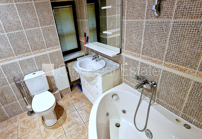 Zeme īpašumā, fasādes māja, renovēta māja, labiekārtota apzaļumota teritorija, slēgts Rīga - foto 10