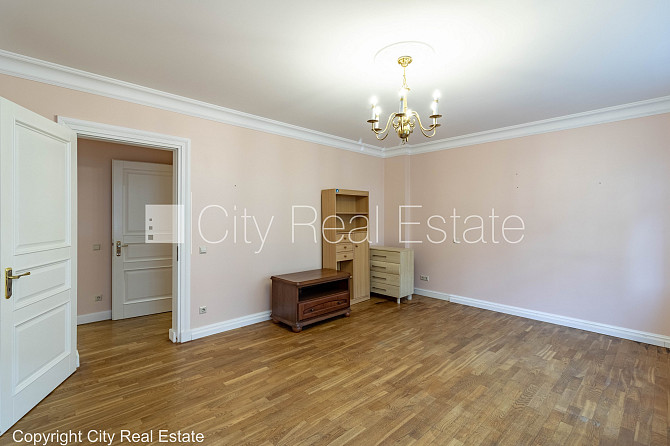Fasādes māja, renovēta māja, ieeja no ielas, ir lifts, kāpņu telpa pēc kapitālā remonta, Rīga - foto 15