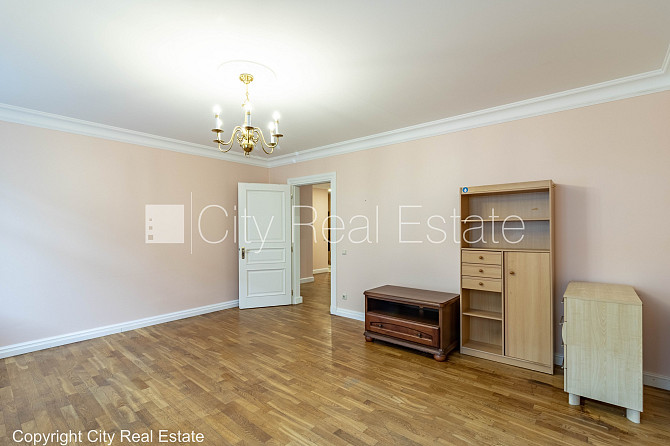 Fasādes māja, renovēta māja, ieeja no ielas, ir lifts, kāpņu telpa pēc kapitālā remonta, Rīga - foto 16