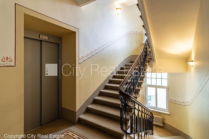 Fasādes māja, renovēta māja, ieeja no ielas, ir lifts, kāpņu telpa pēc kapitālā remonta, Rīga - foto 20