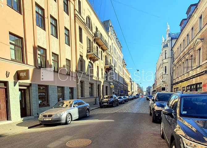 Fasādes māja, slēgts pagalms, vieta automašīnai, logi vērsti mājas abās pusēs, plašs Rīga - foto 19