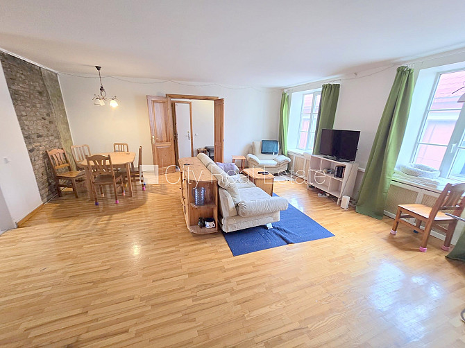 Fasādes māja, ieeja no ielas, kāpņu telpa pēc kosmētiskā remonta, logi vērsti mājas abās Rīga - foto 5