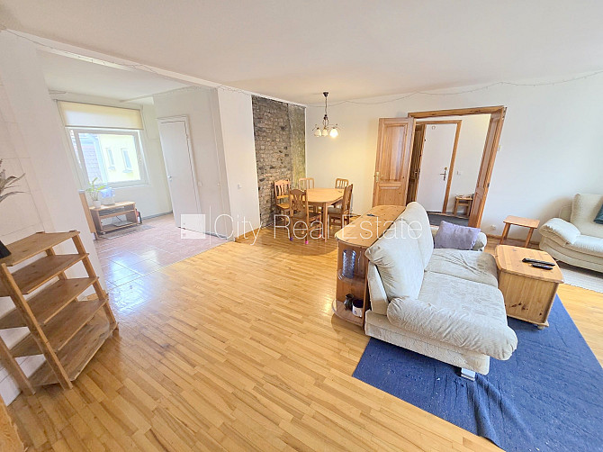 Fasādes māja, ieeja no ielas, kāpņu telpa pēc kosmētiskā remonta, logi vērsti mājas abās Rīga - foto 3