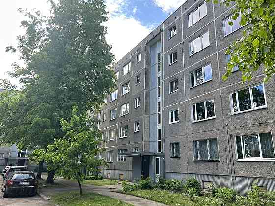 Pārdod remontējamu dzīvokli Iļģuciema centrā.

Vidējais stāvs, vidējā kāpņu telpa.
Mājā nomainīti ko Rīga