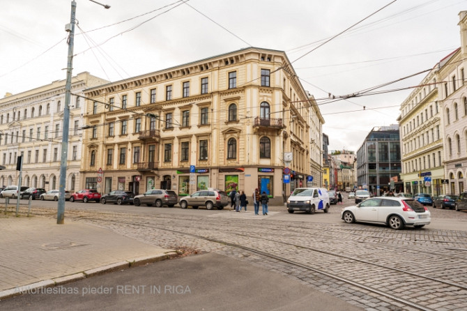 Biroju un veikalu ēka aktīvākajā Vecrīgas krustojumā.  Uz zemes gabala 746 kv.m. platībā Rīga - foto 2