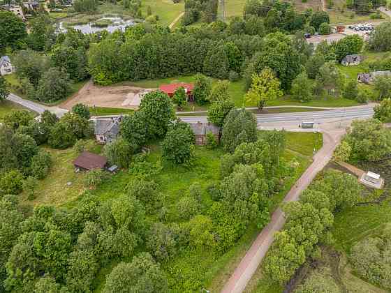 Piedāvājam iegādāties plašu zemesgabalu 2082 m platībā. Uz zemes atrodas veca koka ēka, kuru iespēja Tukums un novads