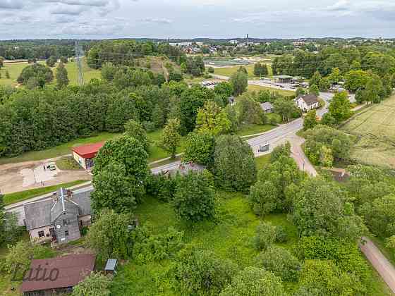 Piedāvājam iegādāties plašu zemesgabalu 2082 m platībā. Uz zemes atrodas veca koka ēka, kuru iespēja Tukums un novads