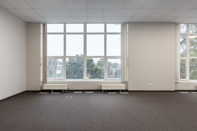 Pieejamas gaišas biroja telpas sakoptā ēkā ar lieliem panorāmas logiem. Telpu platība  144 m. Rīga - foto 4