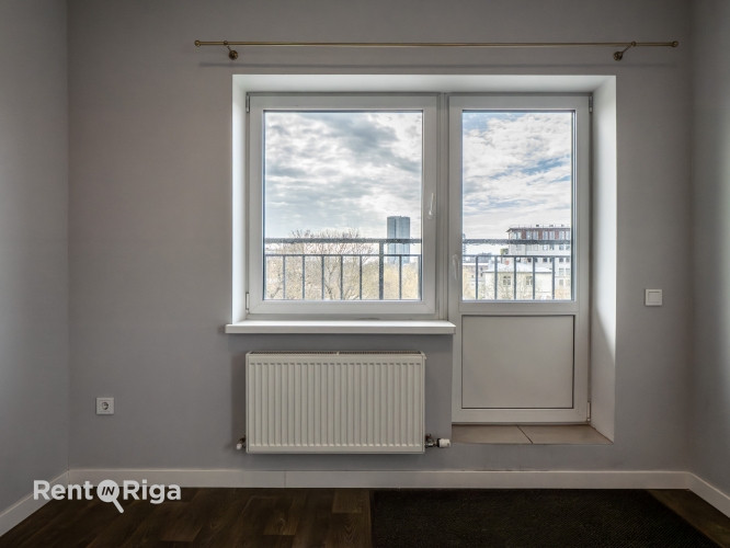 Iznomā biroja telpas 4.stāvā ar virtuvi.  Plānojumā: 2 izolēti kabineti, WC, neliels balkons Rīga - foto 4