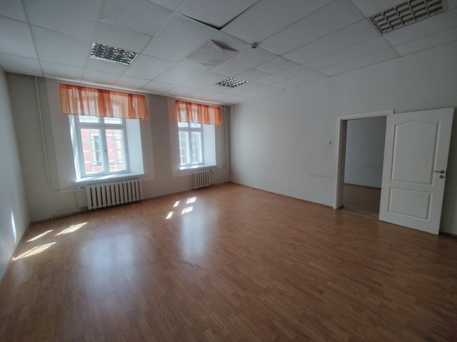 Divas biroja telpas Vecrīgā.  Īpašnieks telpas izremontēs, kā arī nomainīs griestu segumu Rīga - foto 5