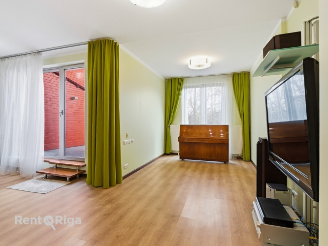 Pārdošanā plašs un kvalitatīvi izbūvēts 4 istabu dzīvoklis Šampēterī ar terasi. Rīga - foto 4