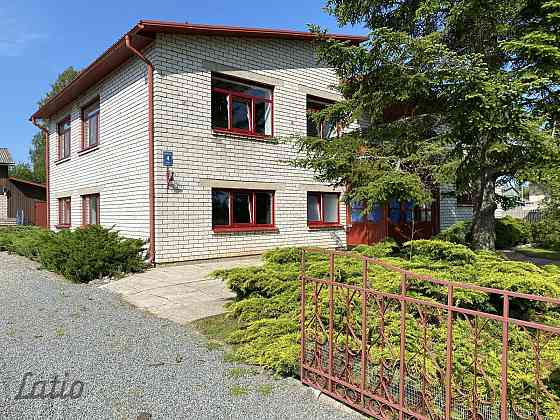 Zeme 2340 m2 | dzīvojamā māja 195,2 m2  | saimniecības ēka ar pirti un garāžu 161,6 m2

Dzīvojamā mā Валмиера и район