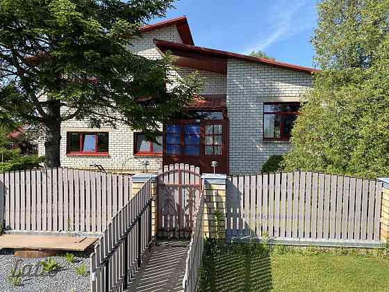 Zeme 2340 m2 | dzīvojamā māja 195,2 m2  | saimniecības ēka ar pirti un garāžu 161,6 m2

Dzīvojamā mā Валмиера и район