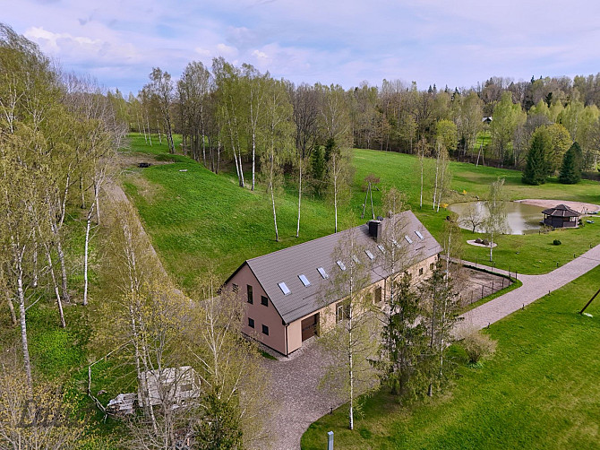 Piedāvājam iegādei kvalitatīvu māju ar ļoti plašu zemes gabalu 49 300 м platībā, klusā Cēsis un novads - foto 2