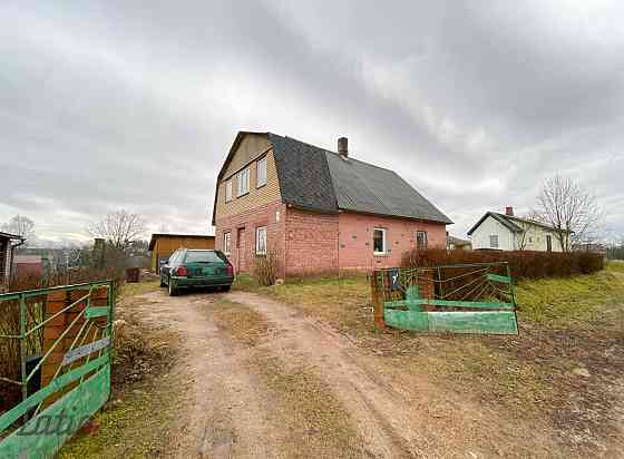 Pārdod ģimenes savrupmāju Alūksnē. Gatava ģimenes māja dzīvošanai.
Īpašuma atrodas klusā privātmāju  Alūksne un novads