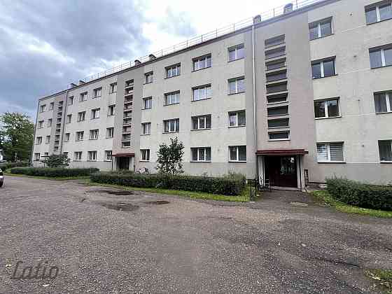 Pārdod siltu dzīvokli renovētā mājā netālu no centra. Dzīvoklī jauni logi un radiatori ar apkures sk Лиепая