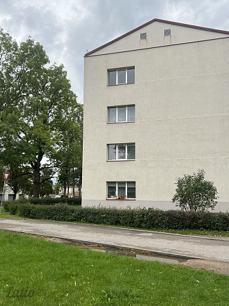 Pārdod siltu dzīvokli renovētā mājā netālu no centra. Dzīvoklī jauni logi un radiatori ar apkures sk Лиепая - изображение 1