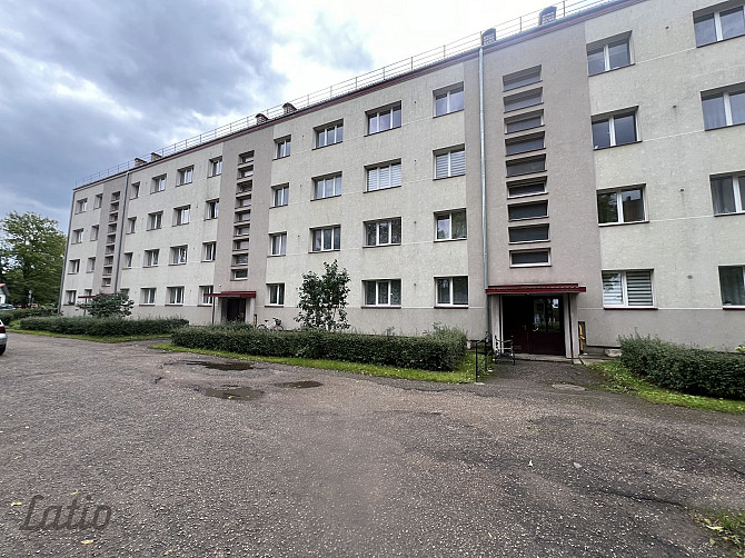 Pārdod siltu dzīvokli renovētā mājā netālu no centra. Dzīvoklī jauni logi un radiatori ar apkures sk Лиепая - изображение 2